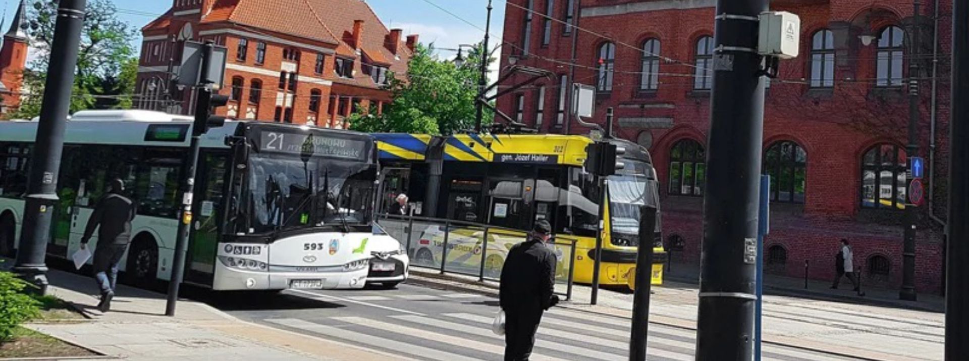 Autobus miejski i tramwaj