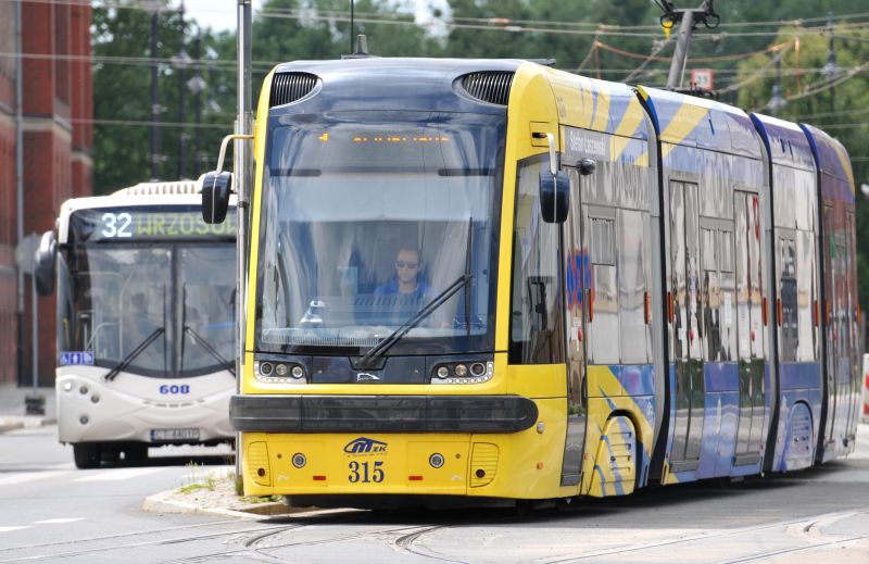 Autobus miejski i tramwaj
