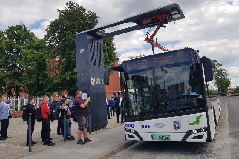 Elektryczny autobus pod stacją ładowania