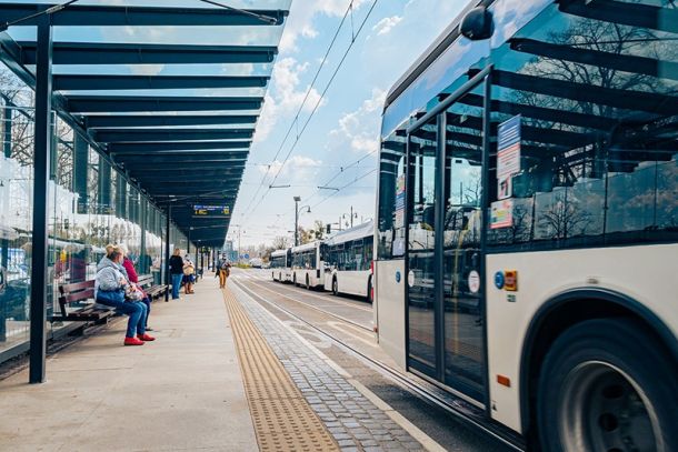 autobus na węźle przesiadkowym